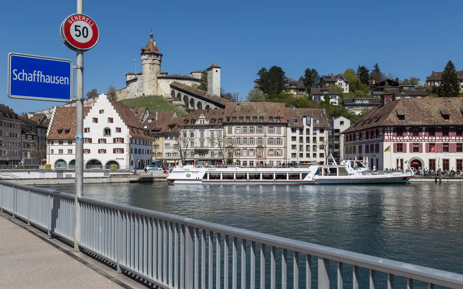 Blick über den Rhein auf die Schaffhauser Altstadt mit dem Munot